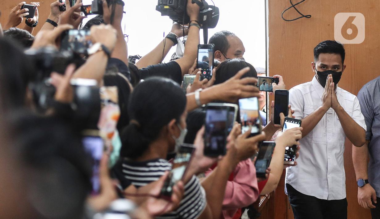 Terdakwa kasus pembunuhan Brigadir Yosua, Richard Eliezer Pudihang Lumiu bersiap menjalani sidang pembacaan replik atau tanggapan Jaksa Penuntut Umum (JPU) di Pengadilan Negeri Jakarta Selatan, Senin (30/1/2023).  Jaksa menyebutkan kalau tuntutan 12 tahun penjara tersebut sudah mempertimbangkan kejujuran Eliezer selama persidangan. (Liputan6.com/Johan Tallo)
