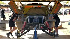 Sejumlah mekanik tengah memeriksa mobil menjelang ajang Reli Dakar 2025 pada Rabu (01/01/2025) waktu setempat di Bisha, Arab Saudi. Ajang tersebut akan berlangsung pada 3 hingga 17 Januari 2025. (AFP/Valery Hache)