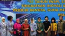 Istri Wakil Presiden, Mufidah Jusuf Kalla (keempat kiri) berfoto usai membuka HUT 41 tahun IWAPI di Kementerian Perindustrian, Jakarta, Kamis (10/3/2016). 41 tahun IWAPI dimeriahkan dengan pameran produk kerajinan. (Liputan6.com/Helmi Fithriansyah)
