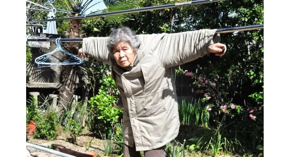 Kimiko Nishimoto, nenek 89 tahun ini berfoto selfie dengan berbagai pose dan kostum kocak dan kreatif (Sumber: Peta Pixel).