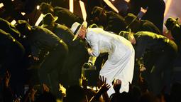Penyanyi Jennifer Lopez (JLo) saat tampil di atas panggung Billboard Music Awards 2018 di MGM Grand Garden Arena, Las Vegas, AS (20/5). Jennifer Lopez tampil memukau dengan membawakan lagu terbarunya bertajuk Dinero. (AFP Photo/Ethan Miller)