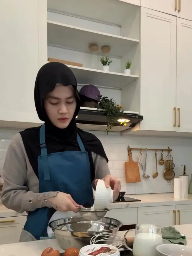 Henny Rahman Pilih Buat Kue Ulang Tahun Sendiri untuk Sang Putra. (instagram/hennyyrahman)