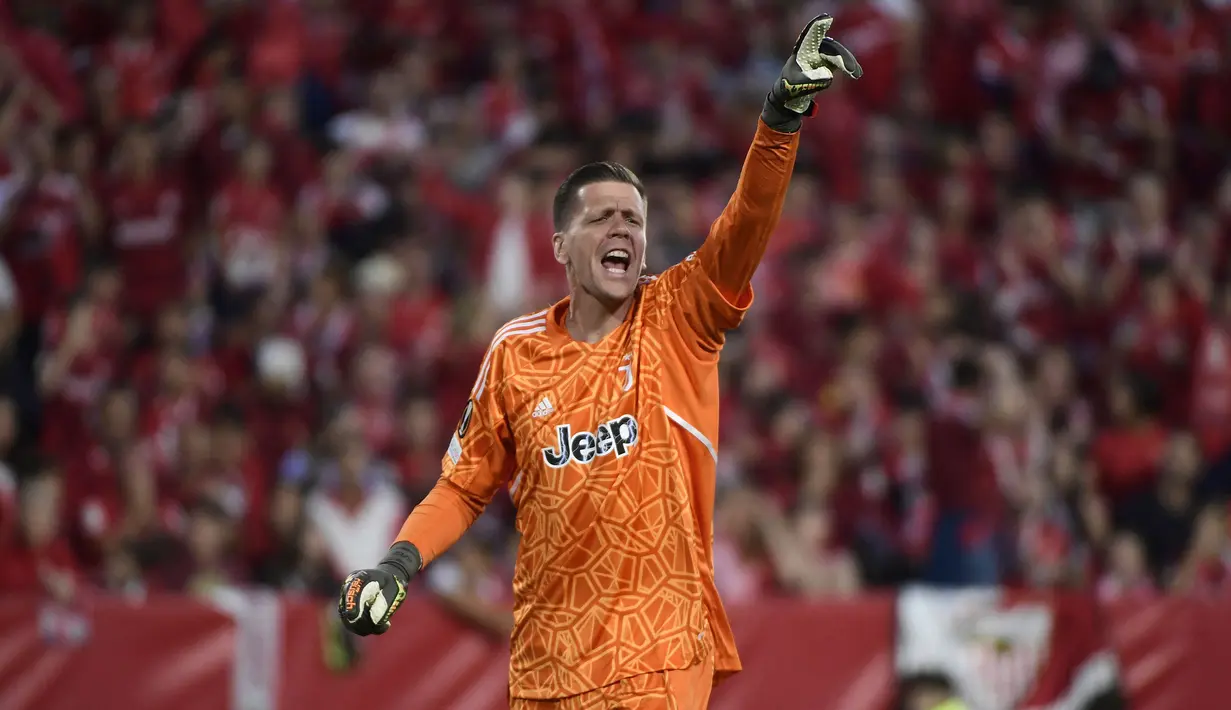 Kiper asal Polandia, Wojciech Szczesny menjadi pemain tertua kedua dalam skuad Juventus pada musim 2023/2024. Pemain yang didatangkan dari Arsenal pada awal musim 2017/2018 saat ini telah berusia 33 tahun. Masih berstatus kiper utama, hingga kini ia telah bermain dalam 222 laga bersmaa Juventus di semua ajang kompetisi dengan torehan 91 kali nir-bobol. (AFP/Cristina Quicler)