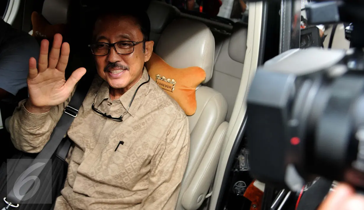 Mantan Kepala BPPN I Putu Gede Ary Suta meninggalkan gedung Subdit Resmob Polda Metro Jaya usai menjalani pemeriksaan, Jakarta, Rabu (7/9). Ary Suta diperiksa terkait kasus kepemilikan senjata api di rumah Gatot Brajamusti. (Liputan6.com/Gempur M Surya)