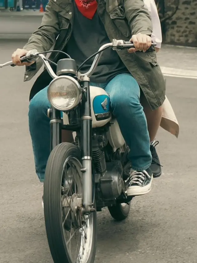 Arbani Yasiz terlihat macho saat berkendara motor