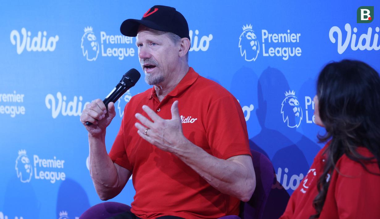 <p>Kiper legendaris Manchester United, Peter Schmeichel (kiri), memberikan keterangan saat konferensi pers pengumuman pemegang hak siar Premier League 2023/2024 di Indonesia oleh Vidio.com di SCTV Tower, Jakarta, Jumat (4/8/2023). (Bola.com/M Iqbal Ichsan)</p>