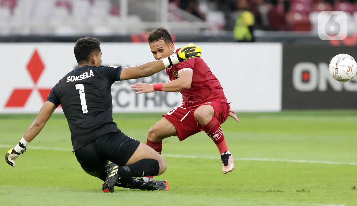 Pemain depan timnas Indonesia, Egy Maulana Vikry (kanan) gagal mengecoh Keo Soksela (Kamboja) pada kualifikasi Grup A Piala AFF 2022 di Stadion Utama Gelora Bung Karno, Jakarta, Jumat (23/12/2022). Egy Maulana Vikry dan Witan Sulaeman berhasil melesakkan gol ke gawang Kamboja hingga laga berakhir dengan kemenangan Indonesia 2-1. (Liputan6.com/Helmi Fithriansyah)