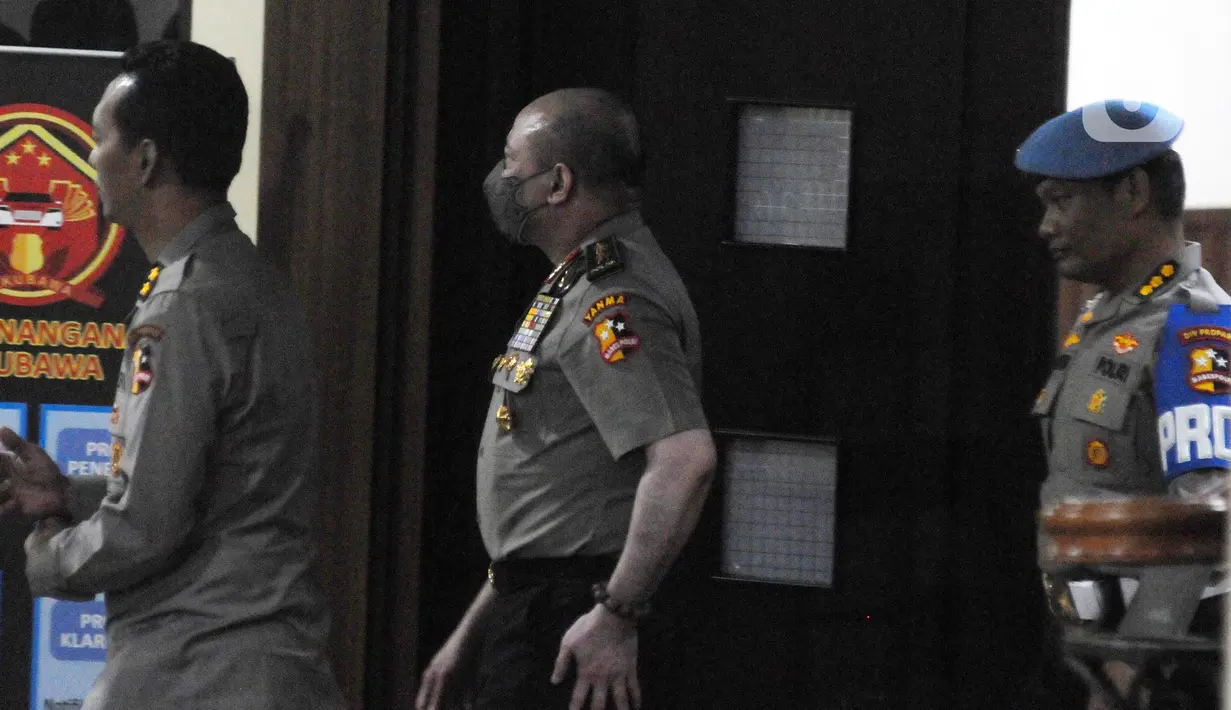 Sidang kode etik Teddy Minahasa yang digelar pukul 09.20 WIB di Gedung Transnational Crime Center (TNCC) Polri dipimpin oleh lima Jenderal Polri. Sebanyak 14 orang dijadikan saksi pada sidang tersebut, satu di antaranya merupakan saksi ahli. (merdeka.com/Imam Buhori)