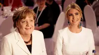 Putri Presiden Amerika Serikat Donald Trump, Ivanka Trump (kanan) bersama Kanselir Jerman Angela Merkel saat menghadiri acara makan malam di Berlin, Jerman (25/4). (AP Photo/Michael Sohn, pool)