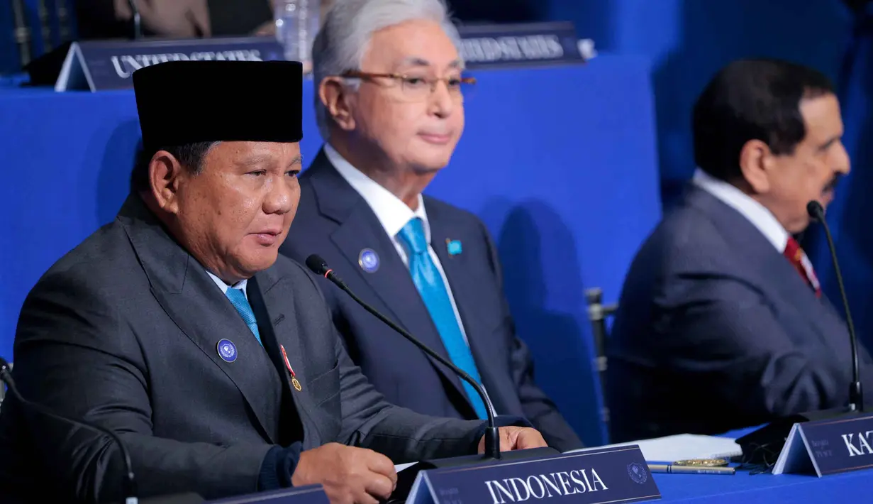 Untuk diketahui, Board of Peace (BoP) atau Dewan Perdamaian adalah badan pengawas internasional yang digagas Presiden Amerika Serikat, Donald Trump, pada Januari 2026, untuk mengawasi rekonstruksi, pemerintahan, dan stabilitas di Gaza, Palestina, pasca-konflik berkepanjangan antara Israel dan Hamas. Tampak dalam foto, Presiden Republik Indonesia, Prabowo Subianto (kiri) saat berbicara pada pertemuan perdana Dewan Perdamaian di Institut Perdamaian Donald J. Trump di Washington DC, Amerika Serikat, pada Kamis 19 Februari 2026. (Chip Somodevilla/Getty Images North America/Getty Images via AFP)