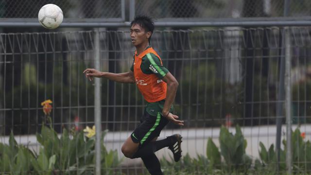 Pemain Timnas Indonesia U-22, Jayus Hariono, mengejar bola. (Bola.com/Vitalis Yogi Trisna)
