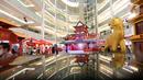 Suasana dekorasi sambut Tahun Baru China di Pluit Village Jakarta Utara (23/02/2022). Mengangkat tema Blooming Happiness salah satu mall yang dikelola Lippo Malls menampilkan dekorasi dengan konsep arsitektur tradisional chinesse yang didominasi dengan warna merah. (Liputan6.com/Fery Pradolo)