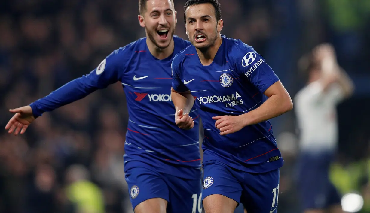 Selebrasi gol Pedro Rodriguez pada laga lanjutan Premier League yang berlangsung di stadion Stamford Bridge, London, Kamis (28/2). Chelsea menang 2-0 atas Tottenham Hotspur. (AFP/Adrian Dennis)