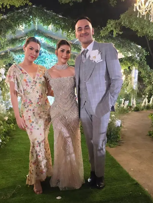 Raisa Andriana hadir di resepsi pernikahan Debi Sagita dan Marco Ivanos dengan floral maxi dress yang menawan. [@raisa6690]