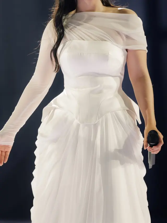 Biasa Tampil Serba Hitam, 6 Pesona Bernadya Bak Bidadari dalam Balutan Gaun Putih di Konser Rossa