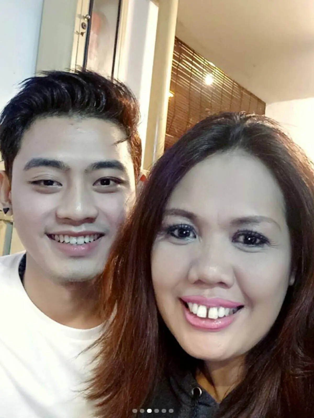 Elly Sugigi mengunggah foto bareng cowok ganteng di Instagram. Cowok tersebut diketahui bernama Reynadi, seorang personel The Follow Band. (Instagram)