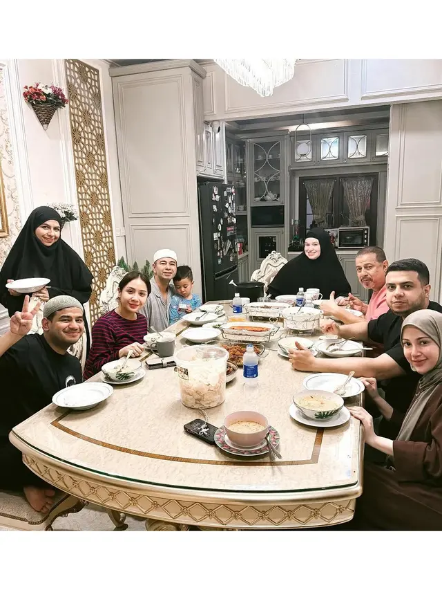 6 Momen Sahur Bareng Keluarga Raffi Ahmad di Rumah Pak Muh, Rayyanza Ikut