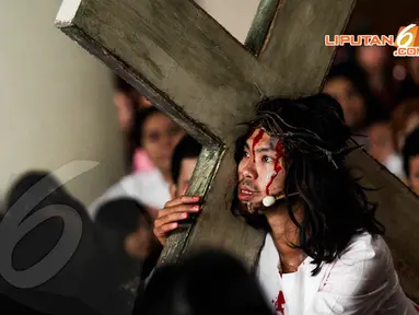  Teatrikal proses Yesus Kristus memanggul salib saat prosesi Tablo Jalan Salib di Gereja Katedral, Jakarta, Jumat (18/4/2014) (Liputan6.com/Faizal Fanani).