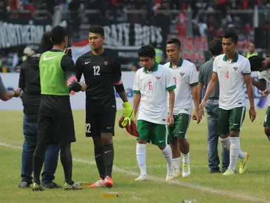Sejumlah pemain timnas Indonesia U-23 bersalaman usai berlaga kontra Korea Selatan di kualifikasi grup H Piala Asia 2016 di Stadion GBK Jakarta, Selasa (31/3/2015). Timnas Indonesia U-23 kalah 0-4 dari Korea Selatan. (Liputan6.com/Helmi Fithriansyah)