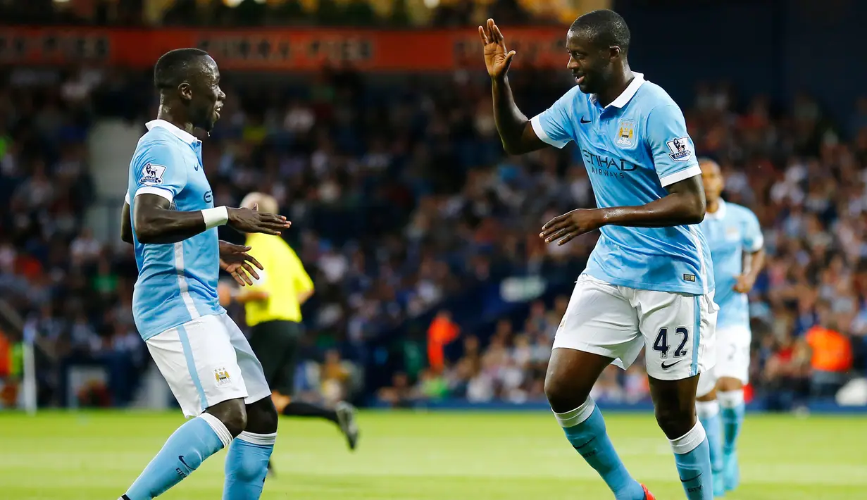  Gelandang Manchester City Yaya Toure (kanan) melakukan selebrasi dengan rekannya Bacary Sagna setelah mencetak gol di The Hawthorns Stadium, Inggris,  Senin (10/8/2015). Gol city dicetak Yaya Toure dan Vincent Company. (Reuters/Darren Staples)