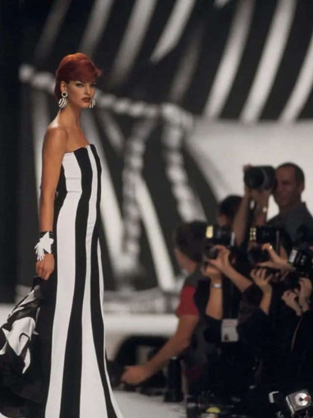 Sambut 2022, Zendaya Tampil Elegan dengan Gaun Lawas Valentino