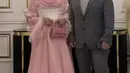 Sementara itu, sang suami mengenakan setelan jas abu-abu dipadukan inner kaos v neck. Tasyi pun terlihat membawa mini bag warna serasi. [@tasyiiathasyia]