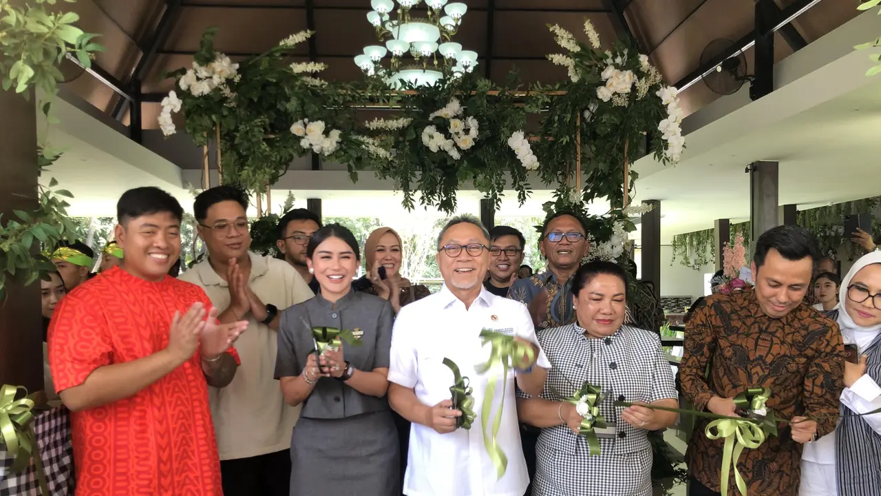 Menteri Perdagangan (Mendag) Zulkifli Hasan meresmikan Warung Nasi Tempong Indra Cabang Kelapa Gading, di Kawasan Perkantoran LRT Jakarta, Jakarta Utara, Kamis (12/10/2023). (Elza/Liputan6.com)