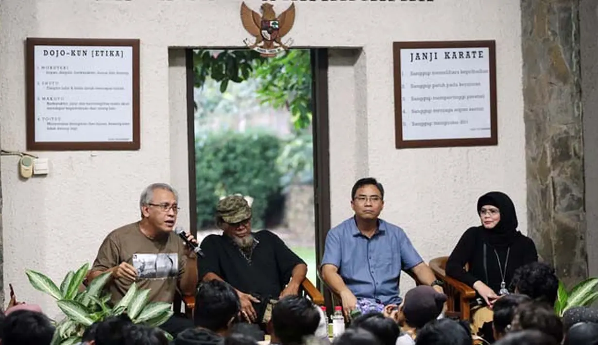 "Lebih sehat lagi, lebih baik. Akan jadi pertanyaan besar kalau saya nggak main. Silaturahmi kan memanjangkan umur, memanjangkan rezeki. Ketemu anak Priuk, Ketapang, Lampung, ya itu yang saya lakuin sampai besok," ucap Iwan Fals.(Deki Prayoga/Bintang.com)