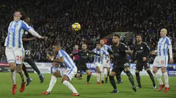 Proses terjadinya gol yang dicetak bek Huddersfield, Christopher Schindler, ke gawang Manchester City pada laga Premier League di Stadion John Smith, Huddersfield, Minggu (26/11/2017). Huddersfield kalah 1-2 dari City. (AP/Rui Viera)