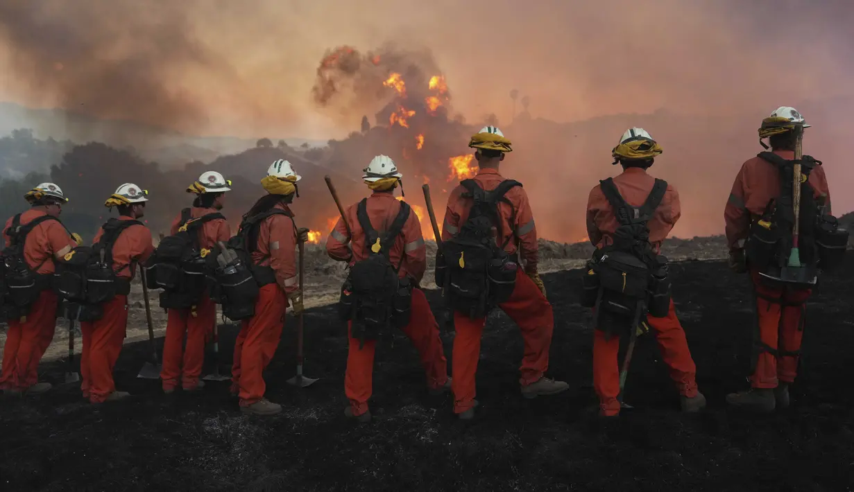 Petugas pemadam kebakaran mengatakan hembusan angin hingga 40 km/jam dan kelembapan relatif yang sangat rendah berkontribusi pada penyebaran cepat kebakaran terbaru ini. (AP Photo/Marcio Jose Sanchez)