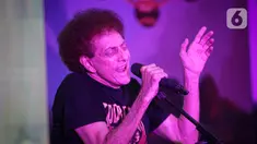Grup musik rock legendaris Indonesia, God Bless tampil saat meluncurkan album terbarunya bertajuk ‘Anthology 50th Anniversary’ di Jakarta, Selasa (21/6/2023). (Liputan6.com/Faizal Fanani)