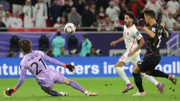 Pemain Yordania, Yazan Al-Naimat (tengah) mencetak gol pertama timnya ke gawang Korea Selatan pada laga semifnial Piala Asia 2023 di Ahmad Bin Ali Stadium, Doha, Qatar, Selasa (06/02/2024). (AFP/Giuseppe Cacace)