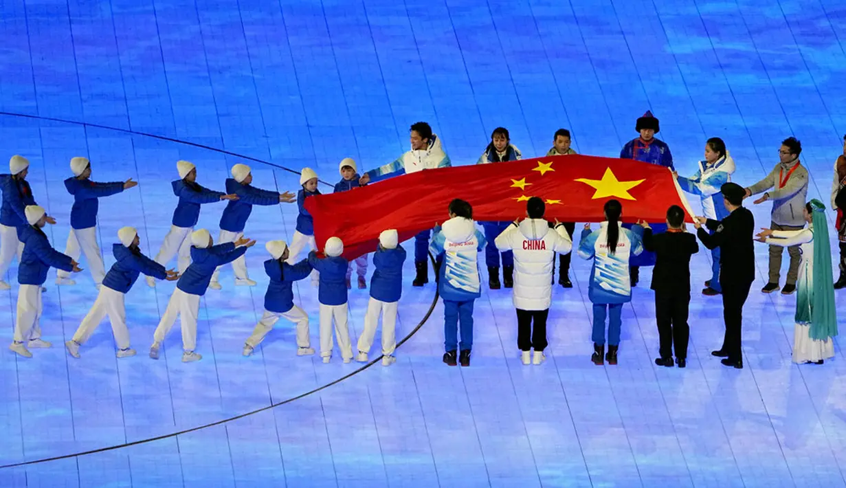 Bendera Nasional Republik Rakyat China tiba saat upacara pembukaan Olimpiade Musim Dingin 2022 di Stadion Olimpiade, Beijing, China, Jumat (4/2/2022). (AP Photo/Ashley Landis)
