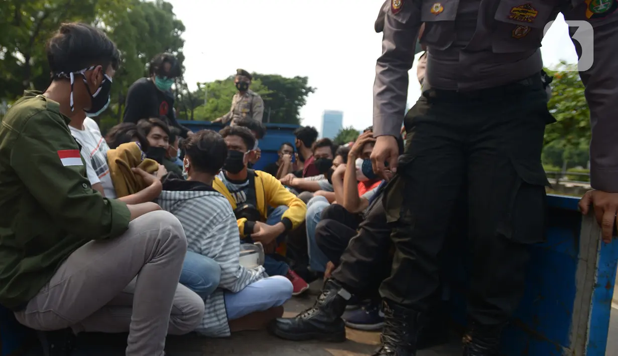 Polisi membawa pelajar yang terjaring razia saat berkumpul di sekitar Gedung DPR/MPR, Jalan Gatot Subroto, Jakarta, Rabu (7/10/2020). Puluhan pelajar diamankan sementara terkait informasi akan adanya demo dari media sosial. (merdeka.com/Imam Buhori)