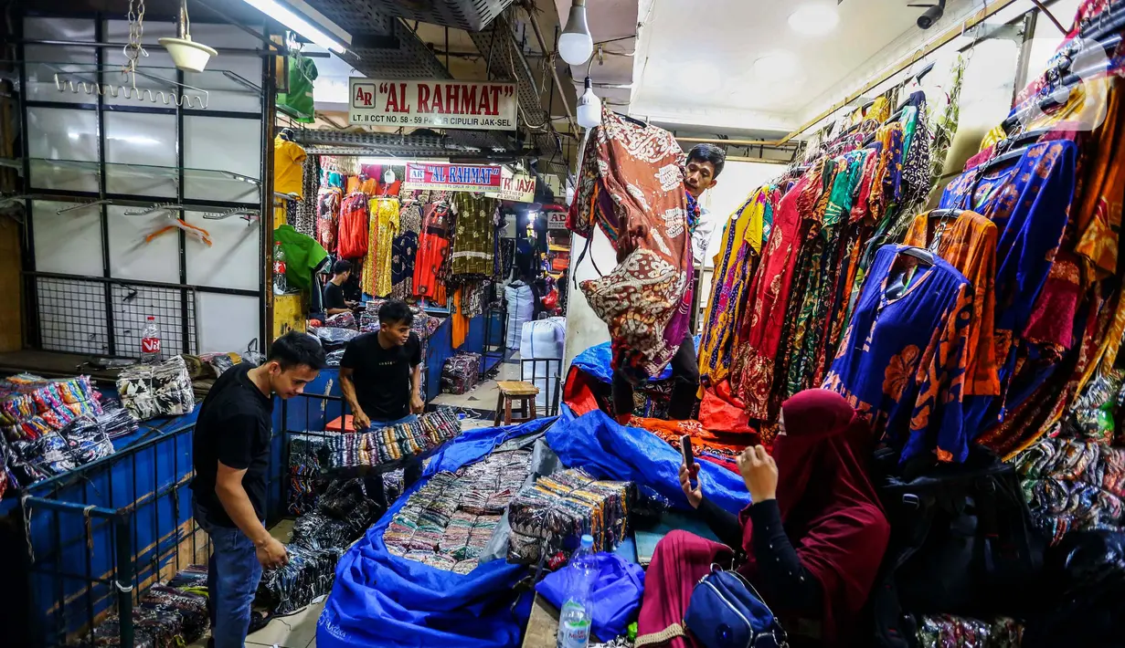 Memasuki bulan Ramadan, kebutuhan masyarakat akan perlengkapan ibadah diprediksi mengalami peningkatan. (Liputan6.com/Angga Yuniar)