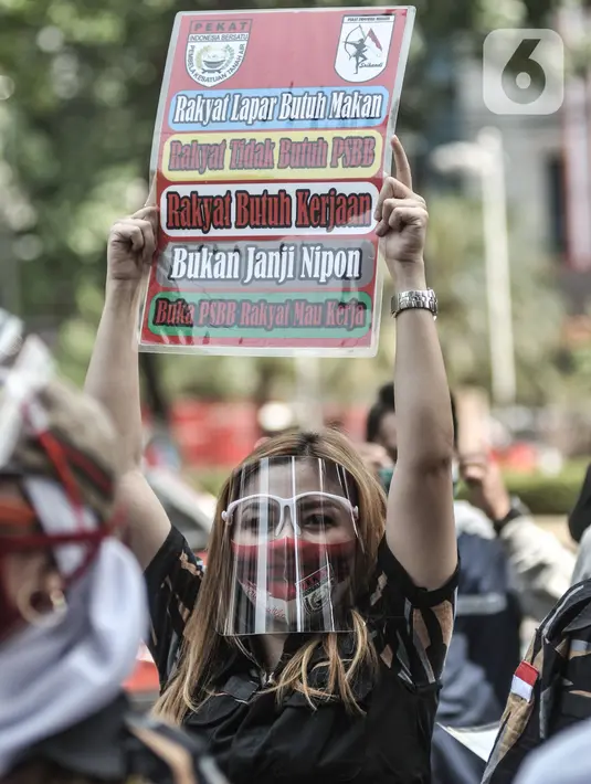 Massa pekerja seni dan hiburan malam berunjuk rasa di depan Gedung DPRD DKI Jakarta, Senin (5/10/2020). Dalam aksinya, massa menuntut Pemprov DKI Jakarta mencabut aturan PSBB dan membuka kembali tempat hiburan malam karena dinilai sangat menyulitkan ekonomi mereka. (merdeka.com/Iqbal S. Nugroho)