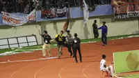 Aparat keamanan harus mengevakuasi sejumlah penonton dalam laga Persija Jakarta kontra Persib Bandung di Stadion Manahan, Solo, Sabtu (5/11/2016) malam, menyusul kericuhan yang terjadi di tribun penonton.