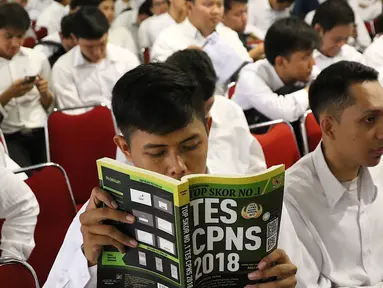 Peserta menunggu tes Seleksi Kompetensi Dasar (SKD) calon pegawai negeri sipil (CPNS) di Gedung Wali Kota Jakarta Selatan, Jumat (26/10). Tes SKD CPNS untuk sesi pertama molor di sejumlah tempat. (Liputan6.com/Immanuel Antonius)