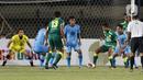Pemain Persebaya Surabaya Akbar Firmansyah (kanan) berusaha menendang bola ke gawang Persela Lamongan dalam pertandingan babak penyisihan Grup C Piala Menpora 2021 di Stadion Si Jalak Harupat, Bandung, Sabtu (3/4/2021). Laga berakhir 0-0. (Bola.com/Ikhwan Yanuar)