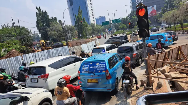 Pengerjaan Saluran Air di Simpang Pondok Pinang Jaksel Bikin Jalanan Macet Parah