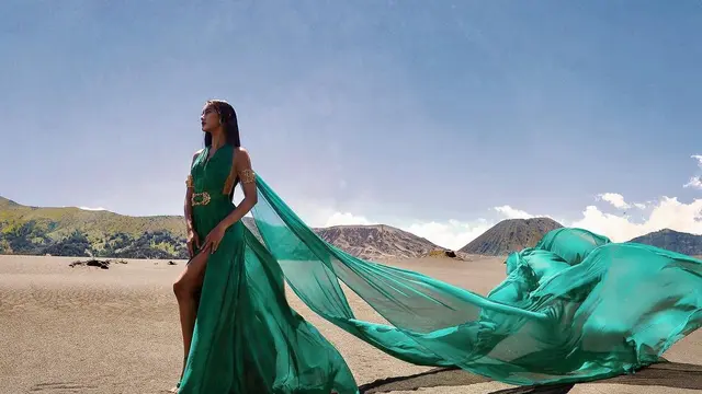 Pemotretan Ayu Maulida di Gunung Bromo. (Sumber: Instagram/doleytobing)