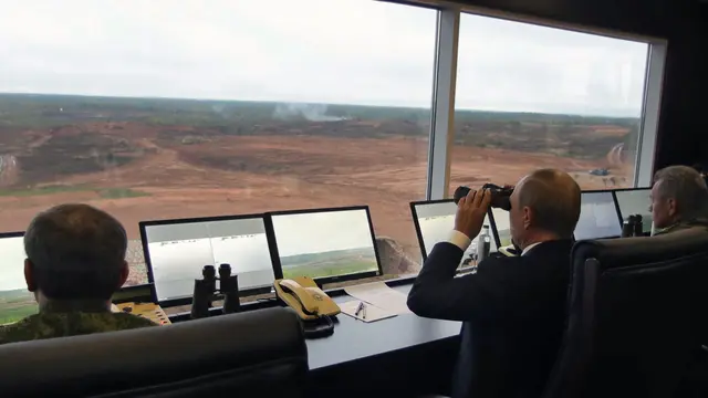 Pegang Teropong, Ini Gaya Putin Saat Tonton Latihan Perang