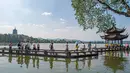 Orang-orang mengunjungi Danau Barat di Hangzhou, ibu kota Provinsi Zhejiang, China timur, pada 1 Oktober 2020. Berbagai kegiatan dilakukan warga China untuk merayakan liburan Hari Nasional tahun ini. (Xinhua/Jiang Han)