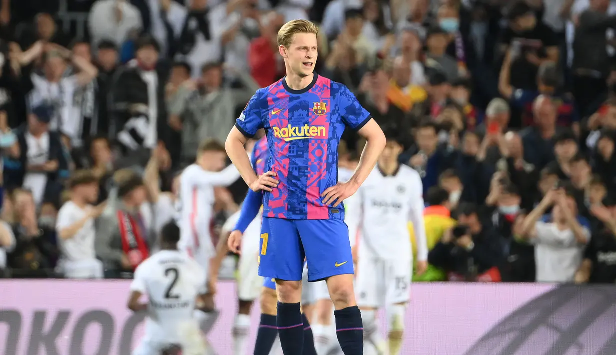 Di babak kedua Barcelona semakin terpuruk setelah Kostic mencetak gol keduanya pada menit ke-67. (AFP/Lluis Gene)