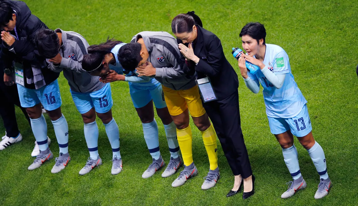 Para pemain Thailand menyapa suporter usai pertandingan melawan Amerika Serikat pada grup F Piala Dunia Wanita Prancis 2019 di Stadion Auguste-Delaune di Reims, Prancis (11/6/2019). Amerika Serikat berhasil menang telak atas Thailand dengan skor 13-0. (AP Photo/Francois Mori)