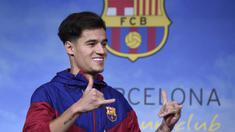 Gelandang baru Barcelona, Philippe Coutinho, diperkenalkan kepada publik di Barcelona, Minggu (7/1/2018). Pemain asal Brasil ini resmi didatangkan dari Liverpool dengan harga 160 juta euro. (AFP/Josep Lago)