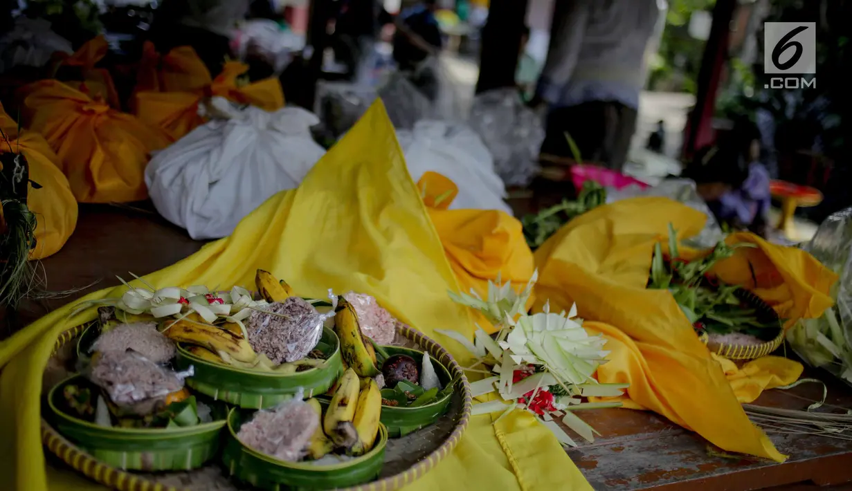 Berbagai macam sesajen untuk persiapan menyambut Hari Raya Nyepi 2019 pada Tahun Baru Saka dibuat di Pura Aditya Jaya, Rawamangun, Jakarta, Senin (4/3). (Liputan6.com/Faizal Fanani)