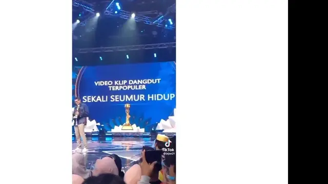 Lesti Kejora menang piala Indonesian Dangdut Awards 2022 (Foto: Leslar Team via Youtube)