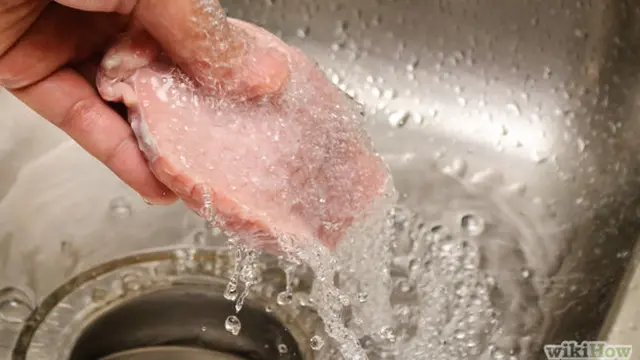 Mencuci Daging dan Ayam Mentah Ternyata Berbahaya