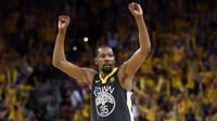 Pebasket Golden State Warriors, Kevin Durant, merayakan kemenangan atas Cleveland Cavaliers pada final NBA di Oracle Arena, Oakland, Minggu (3/6/2018). Warriors menang 122-103 atas Cavaliers. (AFP/Ezra Shaw)